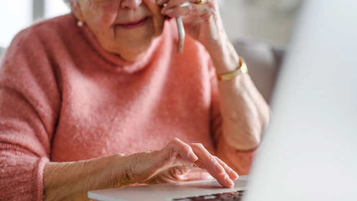 Starká telefonuje. Ilustračná snímka.