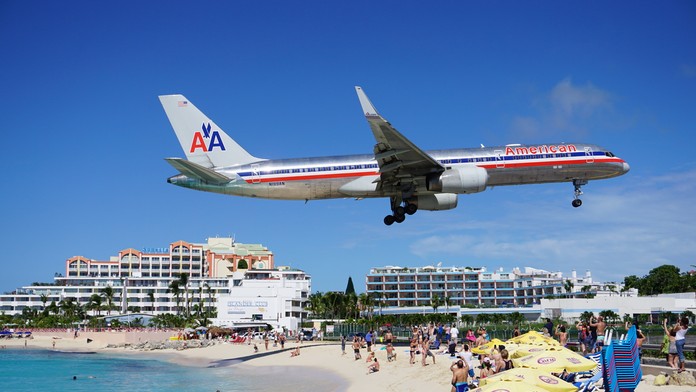 Letisko je iba pár metrov od pláže.