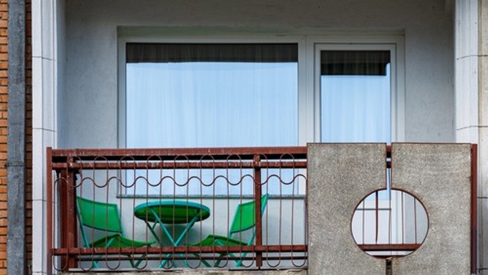 VIDEO: Dôchodkyňa prežila pád zo šiesteho poschodia. Zachytila to bezpečnostná kamera