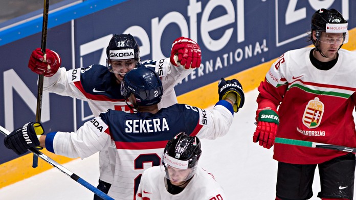 Tomáš Jurčo (vzadu) sa teší s Andrejom Sekerom z gólu do siete Maďarska počas vzájomného duelu na MS v Rusku.
