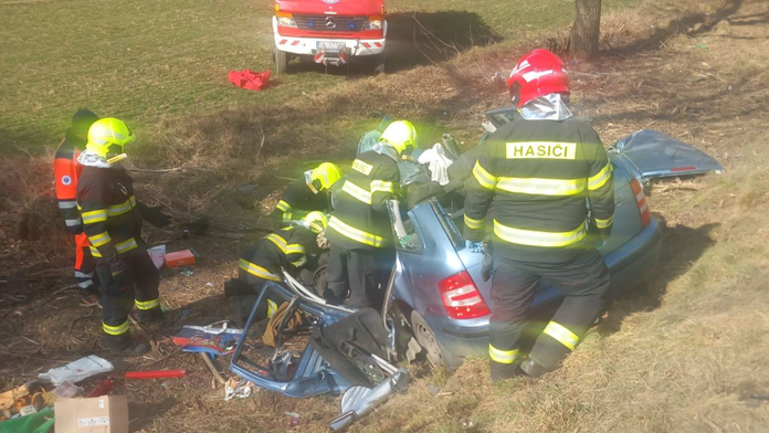 Hasiči vyslobodzujú z havarovaného auta pri nehode pri Čiernom nad Topľou vodiča osobného auta.