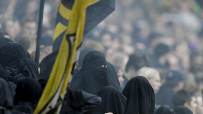 Fanúšikovia AIK Štokholm v nikáboch.