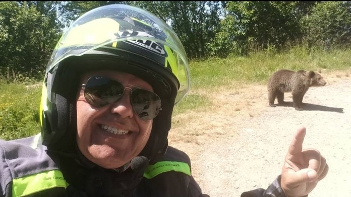 Selfie so smrťou. Motorkára zabil medveď po pokuse o fotku