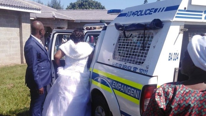 Nevesta nastupuje do policajného auta.