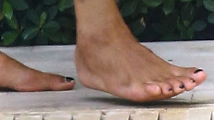 Zvolil štýlový lak na nechty. 