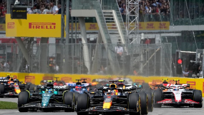 V Kanade opäť zvíťazil Verstappen a naďalej dominuje seriálu F1. V počte triumfov sa vyrovnal Sennovi