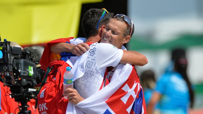 Na snímke slovenský atlét Matej Tóth oslavuje víťazstvo a zisk zlatej olympijskej medaily