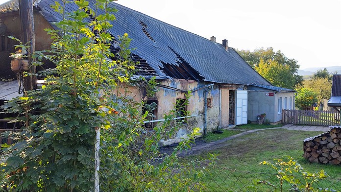 Tragický požiar rodinného domu na východe Slovenska. Mužovi sa už nedalo pomôcť, lekár konštatoval smrť