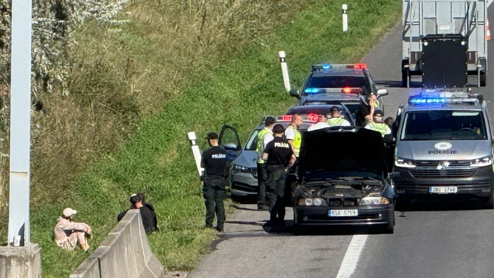 Veľká pátracia akcia na západnom Slovensku. Muž na úteku je vodičom prenasledovaného auta