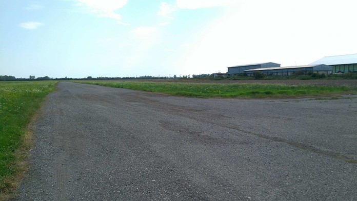 Letisko v obci Hatalov, kde pristálo lietadlo s migrantmi.