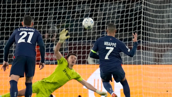 Rozhodca odporučil nariadiť kontroverznú penaltu. UEFA sa ho  rozhodla potrestať