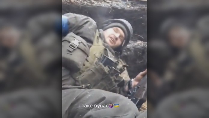 VIDEO: Šťastie v nešťastí. Ukrajinský vojak prežil ostreľovanie vďaka svojmu mobilu