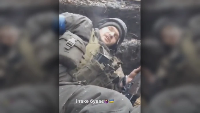 VIDEO: Šťastie v nešťastí. Ukrajinský vojak prežil ostreľovanie vďaka svojmu mobilu