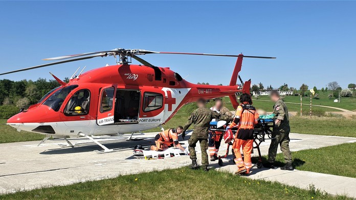 Zraneného policajta previezli do nemocnice vrtuľníkom.