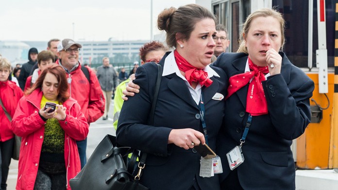 Letušky opúšťajú letisko Zaventem po teroristických útokoch.