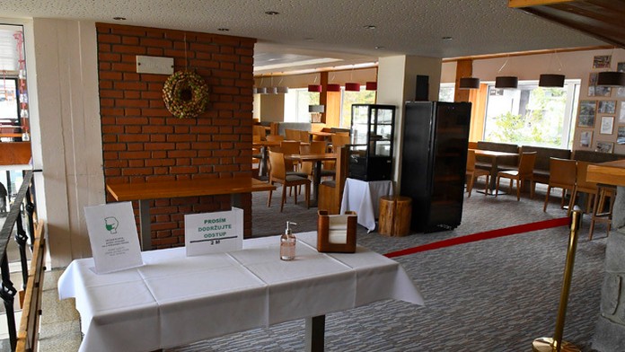 Na ilustračnej snímke prázdna reštaurácia v hoteli.