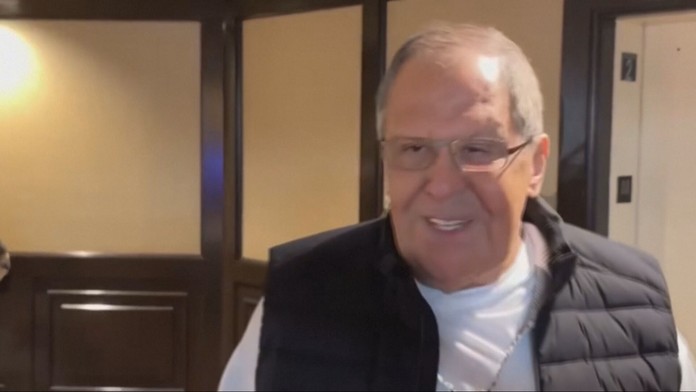 VIDEO: Sergej Lavrov prišiel na samit Trump – Putin v mikine s nápisom CCCP