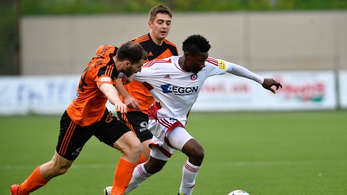 Ružomberčania Martin Boszorád (vľavo) a Michal Faško v súboji o loptu s hráčom AS Trenčín Samuelom Kaluom Ojim.