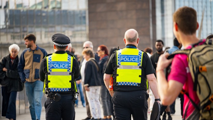 VIDEO: Piati policajti sa snažili spacifikovať podozrivého, nakoniec ho zložil starší pán so šedivou bradou