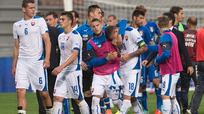 Na snímke smutní hráči slovenskej reprezentácie do 21 rokov po prehre 1:3 v odvetnom zápase baráže o postup na finálový turnaj M
