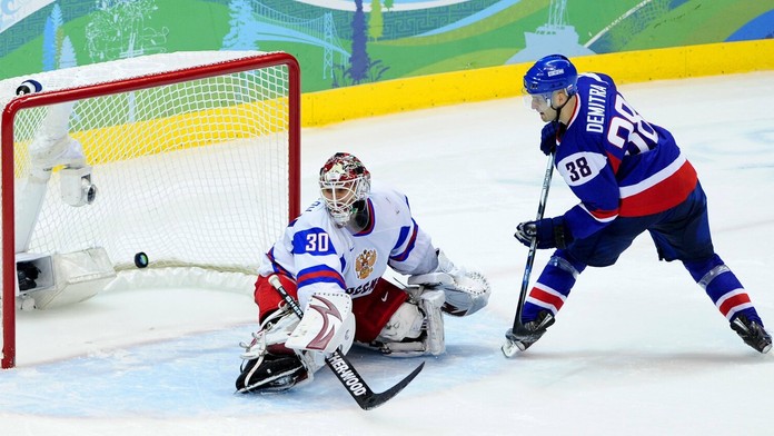 Pavol Demitra premieňa rozhodujúci samostatný nájazd proti brankárovi Iľjovi Bryzgalovi