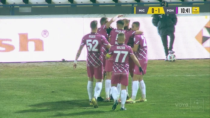 Hráči Pohronia sa tešia po strelení úvodného gólu.