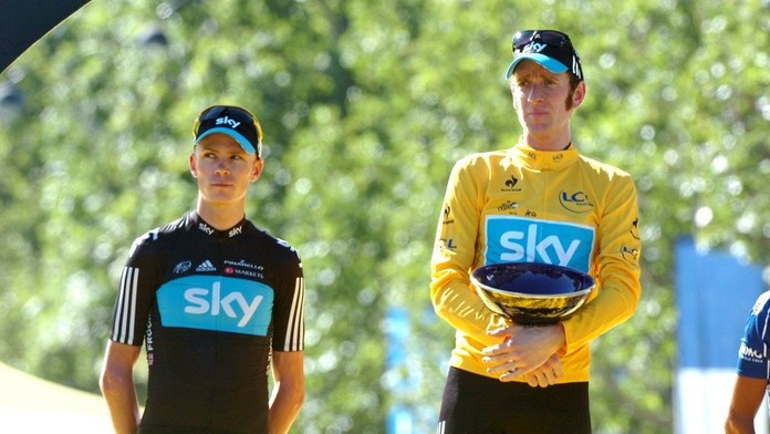 Chris Froome a Bradley Wiggins na pódiu po Tour de France 2012.
