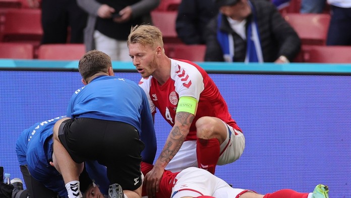Simon Kjaer dáva prvú pomoc svojmu spoluhráčovi Christianovi Eriksenovi