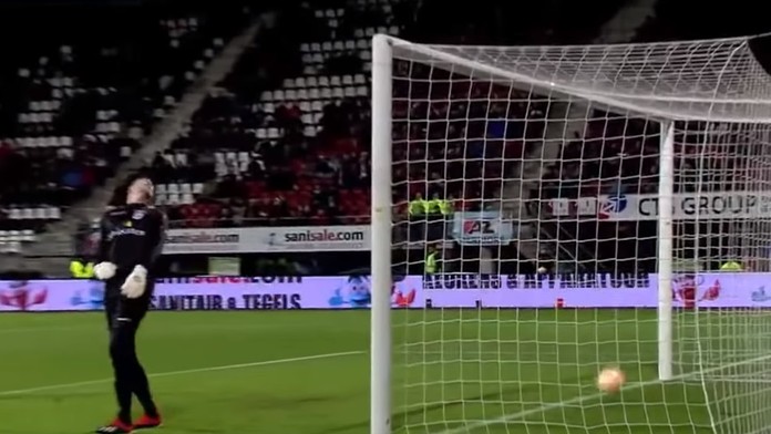 Brankár Zwolle Diederik Boer sa iba bezmocne pozerá na lobovanú strelu.