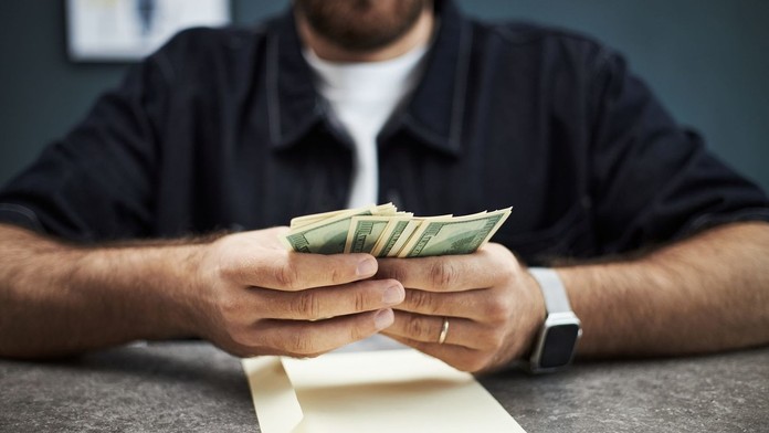 Muž našiel obálku obrovskej hodnoty, osobne ju vrátil. Z nálezného sa mu zakrútila hlava