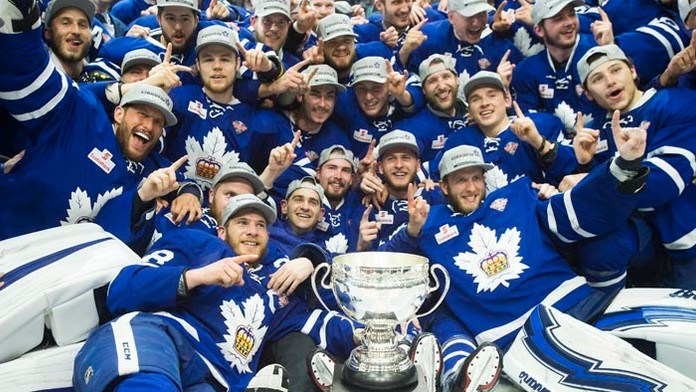 Hokejisti Toronta Marlies pózujú fotografom počas osláv zisku Calderovho pohára.