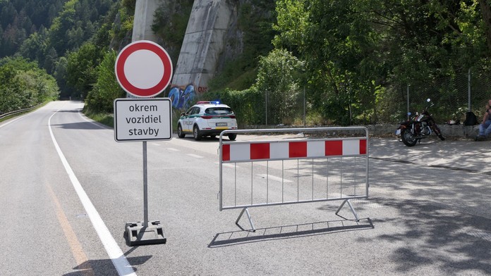 Uzavretá cesta I/18 pod Strečnom