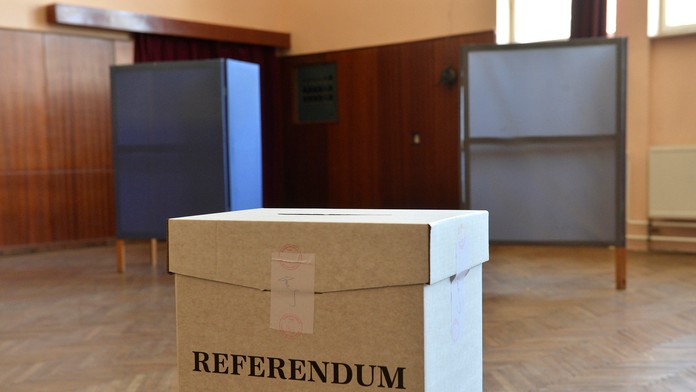 Referendová urna v obci Horná Maríková.