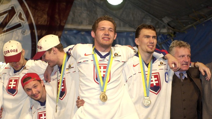 Smutný Ľubomír Sekeráš po prehre vo finále MS 2000 proti Česku.