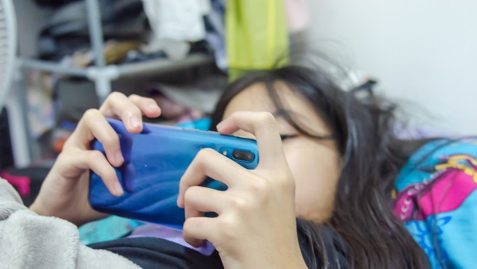 Dievča závislé na hrách na telefón