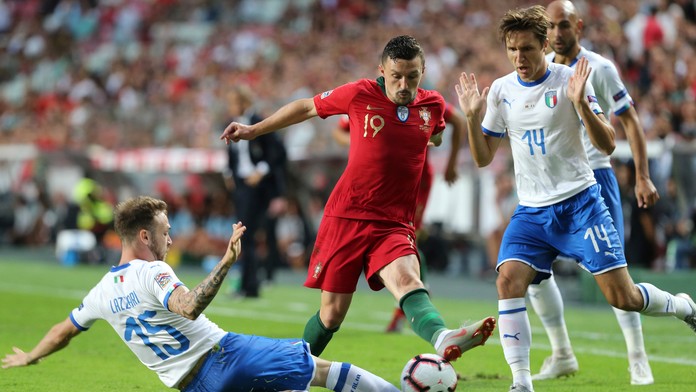 Uprostred portugalský hráč Mario Rui, vľavo taliansky hráč Manuel Lazzari.