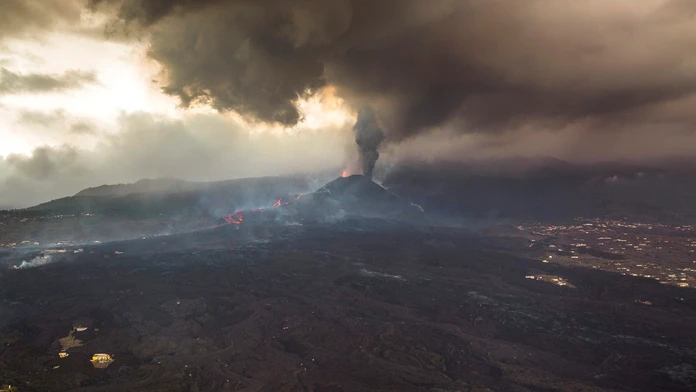 Erupcia sopky Cumbre Vieja na kanárskom ostrove La Palma.