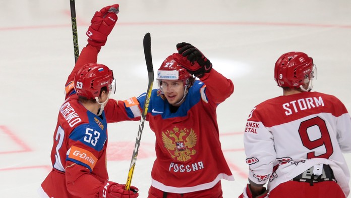 Na snímke vľavo ruský obranca Alexej Marčenko oslavuje svoj gól, uprostred jeho spoluhráč Artemij Panarin v zápase A-skupiny hok