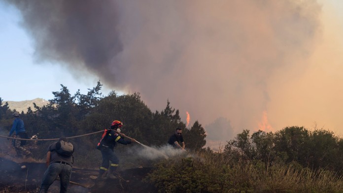 Lesné požiare v Grécku sú už zväčša pod kontrolou. Situáciu však ohrozuje silný vietor