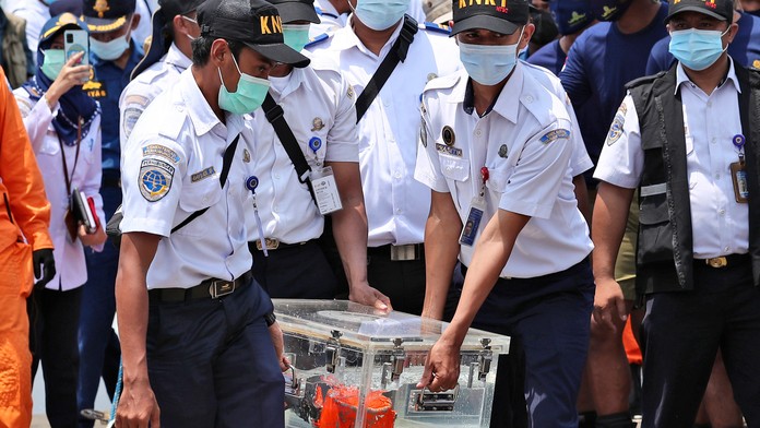 Po troch mesiacoch od leteckej havárie v Indonézii našli čiernu skrinku