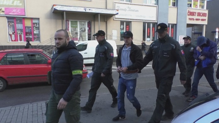 Muži obvinení z lúpeže a únosu Bosniaka prichádzajú na súd.