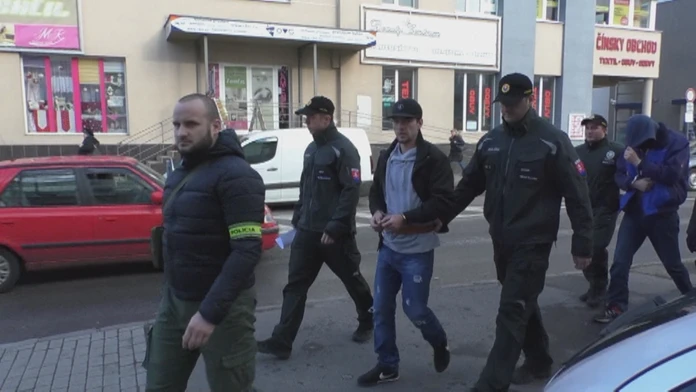 Muži obvinení z lúpeže a únosu Bosniaka prichádzajú na súd.