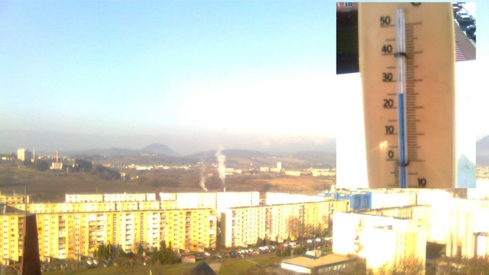 Takto vyzeral na Štedrý deň teplomer v Prešove, keď sa oň doprelo slnko.