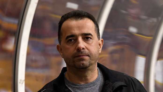 Tréner Dukly Trenčín Josef Turek  na lavičke svojho tímu v zápase 16. kola TL Dukla Trenčín - HC'05 iClinic Banská Bystrica.