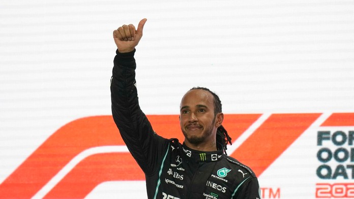 Lewis Hamilton z tímu Mercedes sa teší na pódiu po triumfe na Veľkej cene Kataru.