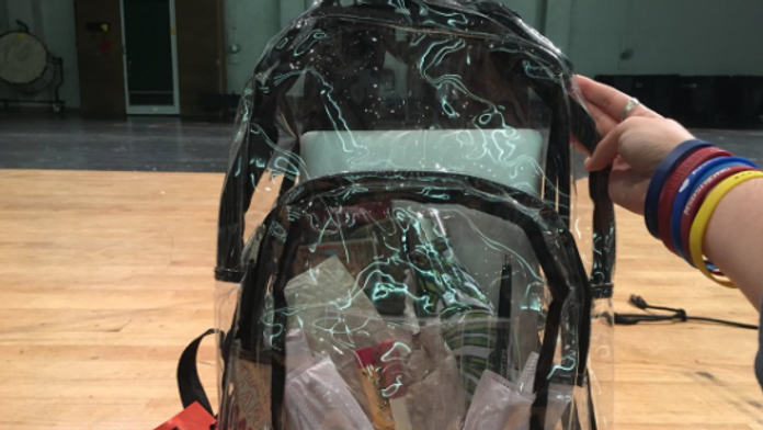 Priesvitné batohy sa študentom nepáčia. 