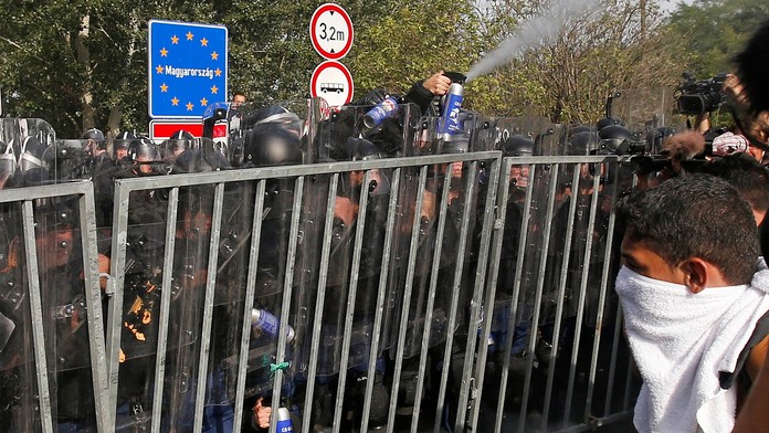 Policajti použili proti utečencom slzotvorný plyn