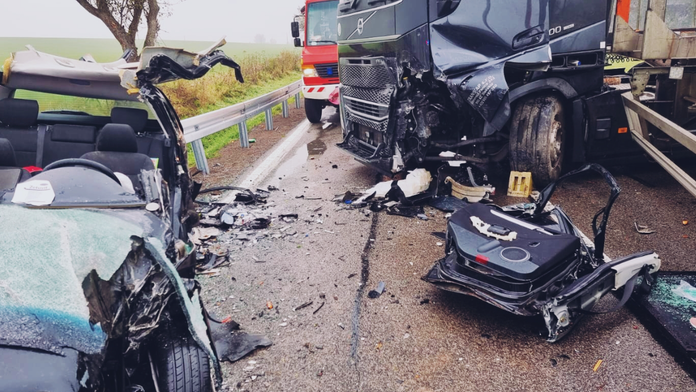 Havarované vozidlá po vážnej nehode na Horehroní.