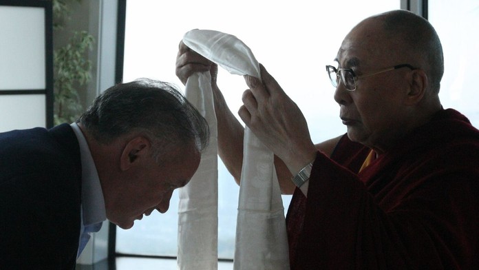 Dalajláma obdaroval prezidenta Kisku.