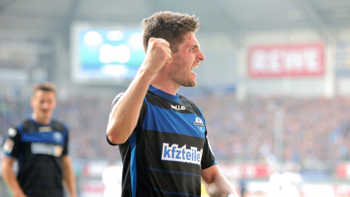 Hráč SC Paderbornu Morits Stoppelkam sa teší z gólu cez celé ihrisko.